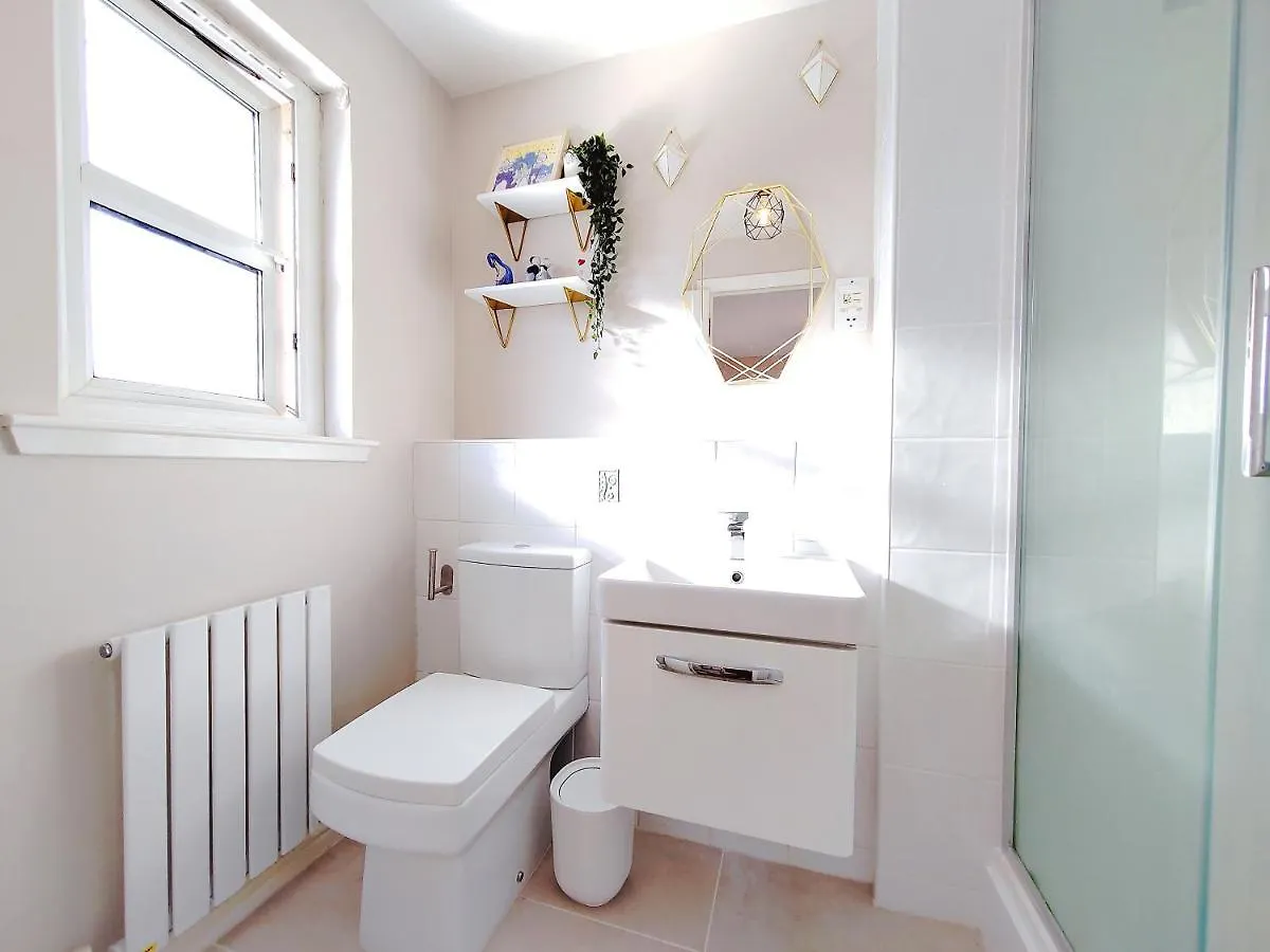 Modern And Spacious Double&King Bedrooms Both With Private Bathrooms Edinburgh