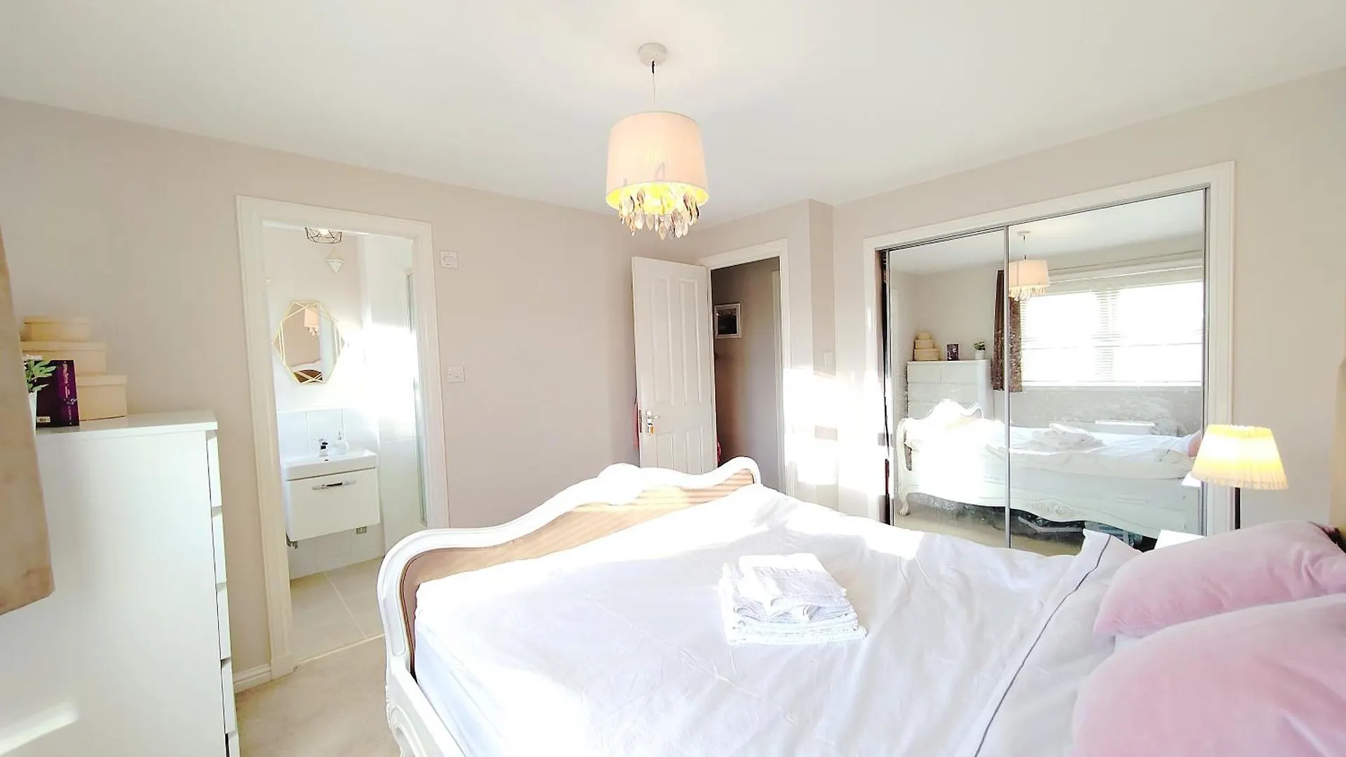 Modern And Spacious Double&King Bedrooms Both With Private Bathrooms Edinburgh 0*,